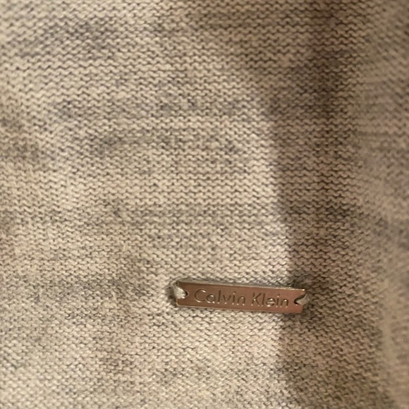 **LIKE NEW** CALVIN KLEIN Gray Sweater. Size M. Body Fit. - Picture 6 of 6